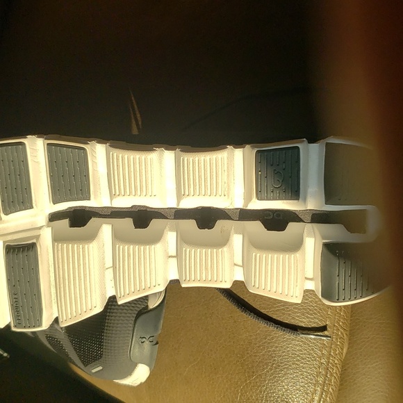 - NEW On Cloud Men's size 9 - Picture 5 of 5